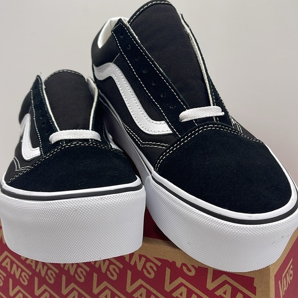 Vans Women’s Old Skool Stackform Suede/Canvas Black/True W
VN0A7Q5M6BT
Platforms - Picture 7 of 16